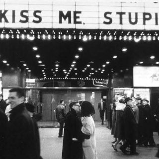 Μη Λέτε Καληνύχτα, Δώστε το Φιλί…