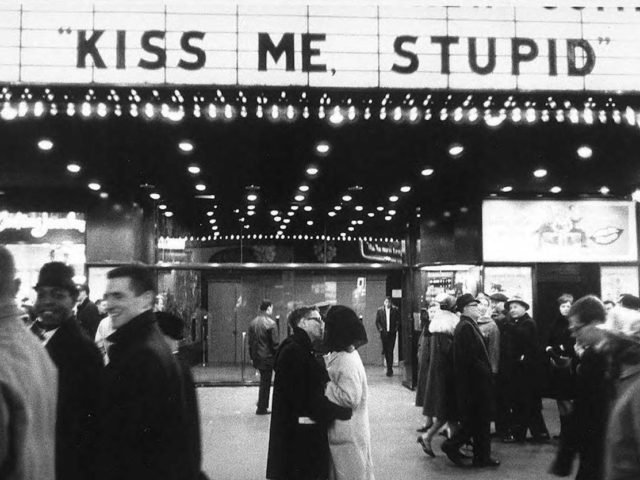 Μη Λέτε Καληνύχτα, Δώστε το Φιλί…