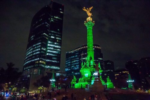 Αξιοθέατα και δημαρχεία σε όλο τον κόσμο γίνονται πράσινα για την Συμφωνία του Παρισιού