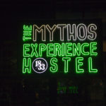 To μυθικό Hostel κατεβάζει…ρολά!