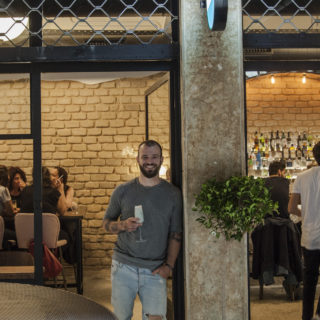 Peek A Bloom: Το cocktail bar του Κέντρου που ξέρει από καλό καφέ (και καλό αψέντι)