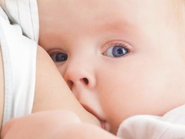 Εμβόλια mRNA: Τι ισχύει με τις εμβολιασμένες μητέρες που θηλάζουν