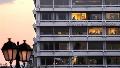 Έξω από το υπουργείο Οικονομικών παραμένουν εργαζόμενοι στα δημόσια νοσοκομεία