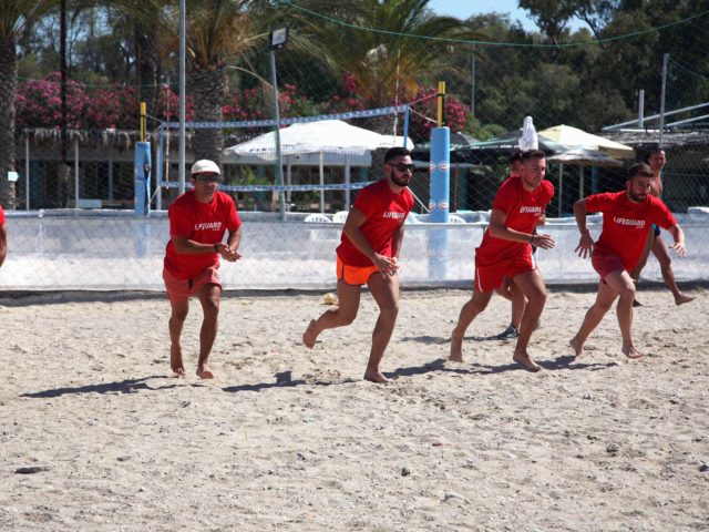 Φοράνε κόκκινα μαγιό και σώζουν ζωές