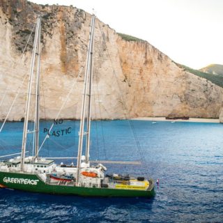 Το πλοίο της Greenpeace Rainbow Warrior III ταξιδεύει μπροστά από τη Ζάκυνθο