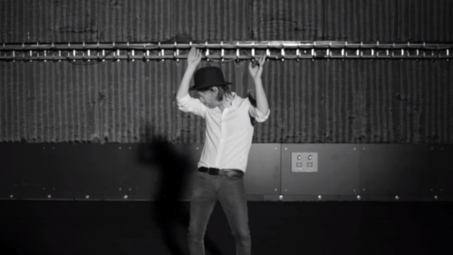 Κάπως έτσι θα περιέγραφαν μερικά gifs με τον Thom Yorke μία τυπική Παρασκευή σου