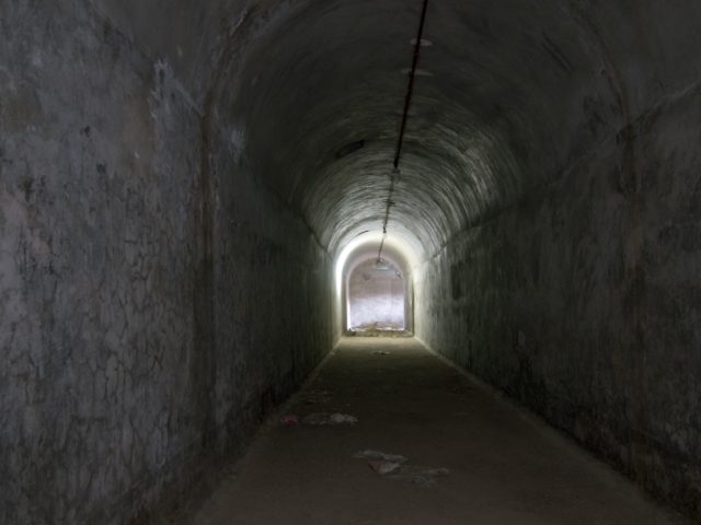 Ο Κωνσταντίνος Κυρίμης διείσδυσε στα μυστικά καταφύγια της πόλης και μας γνωρίζει την υπόγεια Αθήνα