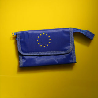 Μία έκθεση που δεν γίνεται σε γκαλερί αλλά σε γκαράζ και άδεια καταστήματα των Εξαρχείων