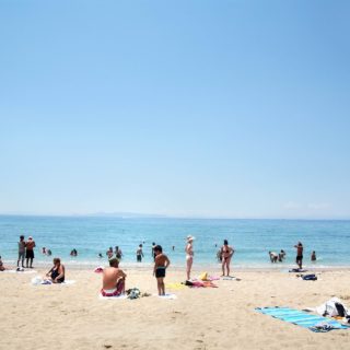 Γυρίζοντας τις παρεξηγημένες πλαζ της Παραλιακής με το… παρεξηγημένο τραμ