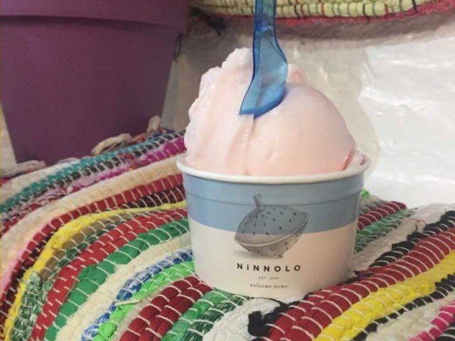 Η gelateria Ninnolo δίνει άλλο χρώμα σ’ ένα ιστορικό στέκι της Μυκόνου