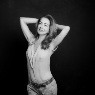 Η Κάτια Δημοπούλου πέρασε από τα λιμνάζοντα νερά της δημοσιογραφίας στην ανοιχτή θάλασσα της λογοτεχνίας