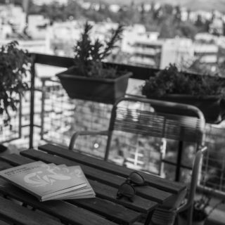 Πώς, μέσα από ένα Δώμα 18 τ.μ. δίπλα στο κέντρο στην Αθήνας, θα πάψουμε να χασμουριόμαστε με τα αρχαία φιλοσοφικά κείμενα;