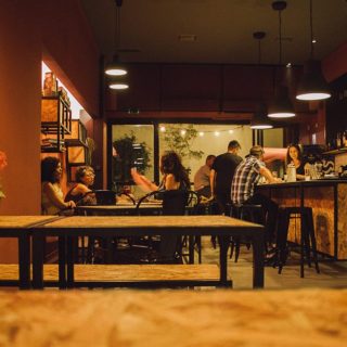 Στην Πάτρα υπάρχει ένα καφέ που ανοίγει την πόρτα του για την  κοινωνική επανένταξη ατόμων με προβλήματα ψυχικής υγείας