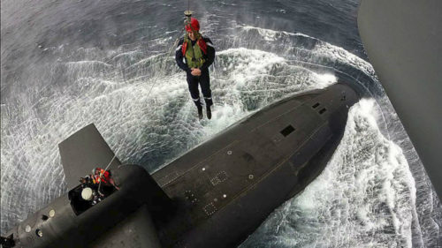 Ο Μακρόν κατέβηκε με σχοινί από ελικόπτερο σε πυρηνικό υποβρύχιο