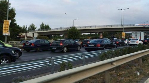 Τροχαίο και μποτιλιάρισμα στην κατηφόρα της Καρδίας- ανατροπή ΙΧ στη Ν. Καλλικράτεια