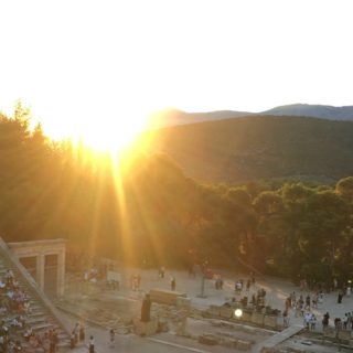 Για Εκείνη Που Είχε Φιλότιμο, Μα Όχι Μυαλό (και όχι μόνον για εκείνη).