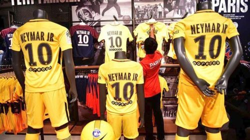 2 εκατομμύρια ευρώ έφεραν στην Παρί Σεν Ζερμέν οι φανέλες του Νεϋμαρ