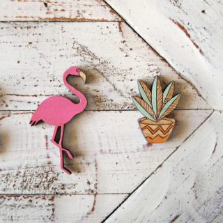 Το Búho crafts & jewels σχεδιάζει αξεσουάρ σε μικρές επιφάνειες από οξιά και δρυ με προσοχή στη λεπτομέρεια