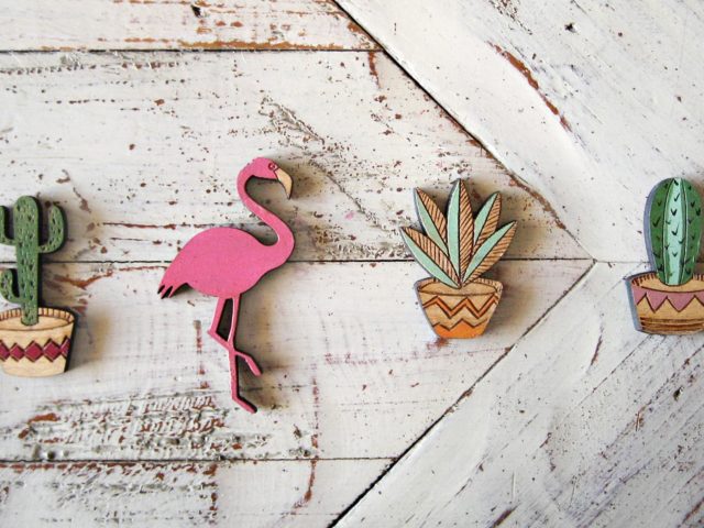 Το Búho crafts & jewels σχεδιάζει αξεσουάρ σε μικρές επιφάνειες από οξιά και δρυ με προσοχή στη λεπτομέρεια