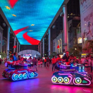 Οδηγώντας μίνι «τανκς» στο Πεκίνο