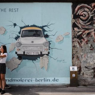 Τουρίστες μπροστά στο graffiti  «Test the Rest» του καλλιτέχνη Birgit Kinder