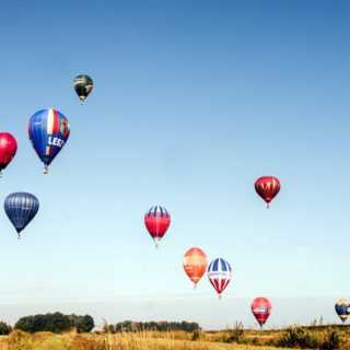 Τα αερόστατα πετούν κατά τη διάρκεια του διαγωνισμού πτήσης στο Naleczow, στην ανατολική Πολωνία
