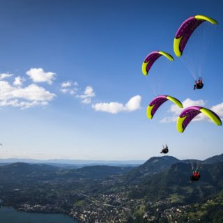 Αλεξιπτωτηστές περνούν πάνω από τη λίμνη της Γενεύης στο Villeneuve της Ελβετίας