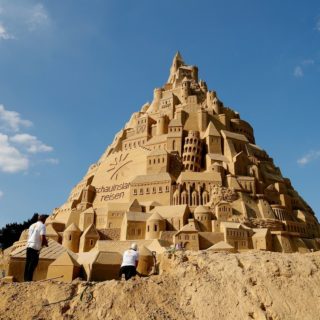 Καλλιτέχνες φτιάχνουν ένα τεράστιο κάστρο από άμμο στο Duisburg της Γερμανίας