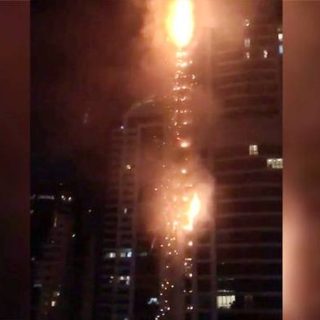 Ντουμπάι: Ουρανοξύστης τυλίχθηκε στις φλόγες