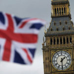 Μ. Βρετανία: Υποχωρεί η στερλίνα εν μέσω πολιτικής αβεβαιότητας