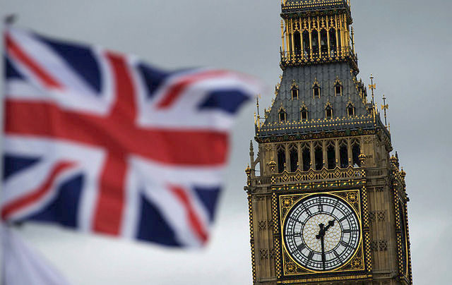 Μ. Βρετανία: Υποχωρεί η στερλίνα εν μέσω πολιτικής αβεβαιότητας