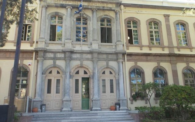 Μυτιλήνη: Εμπρησμός στην είσοδο του δικαστικού μεγάρου