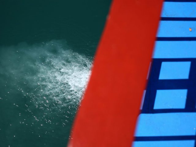 Το πλοίο φεύγει