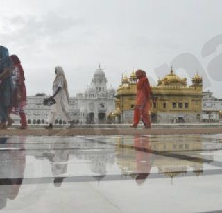 Ινδία: Η Βομβάη έχει παραλύσει από καταρρακτώδεις βροχές και πλημμύρες