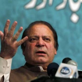 Πακιστάν: Η σύζυγος του πρωθυπουργού που καθαιρέθηκε θα διεκδικήσει τη βουλευτική του έδρα