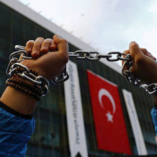 Τουρκία: Ξεκίνησε και πάλι η δίκη των δύο εκπαιδευτικών που βρίσκονται σε απεργία πείνας