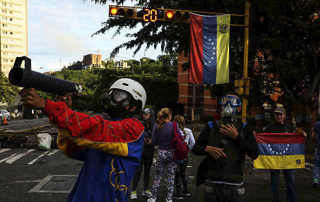 Bενεζουέλα: Ελεύθερος ο μουσικός που έπαιζε βιολί στις διαδηλώσεις