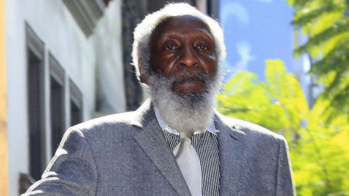 Πέθανε ο κωμικός και ακτιβιστής Ντικ Γκρέγκορι