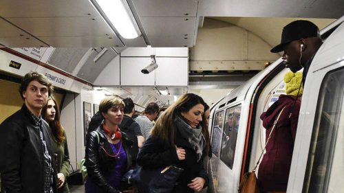 Συναγερμός για φωτιά σε σιδηρόδρομο στο Λονδίνο