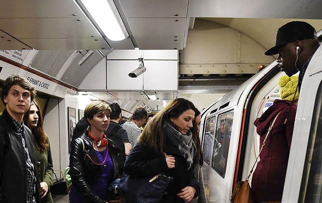 Συναγερμός για φωτιά σε σιδηρόδρομο στο Λονδίνο