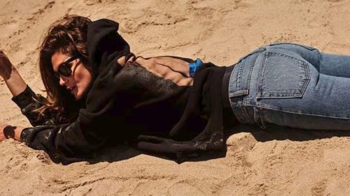 Το τέλειο τζιν των ’90s από τη Σίντι Κρόφορντ