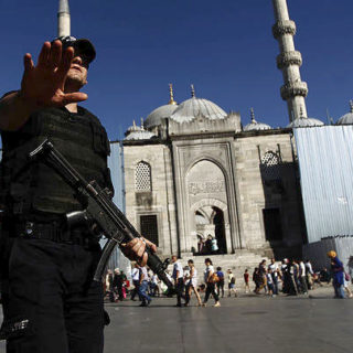 Οκτώ τραυματίες από έκρηξη βόμβας στη Σμύρνη