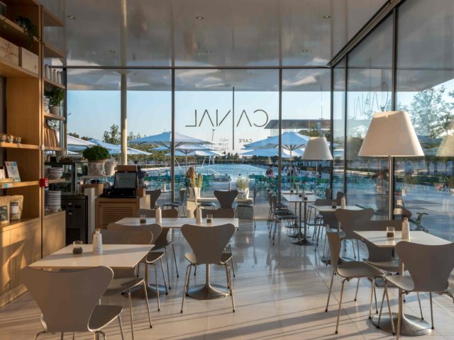 Το Canal Café μοιάζει με καλοκαιρινό όνειρο στο πάρκο του Κέντρου Πολιτισμού Σταύρος Νιάρχος