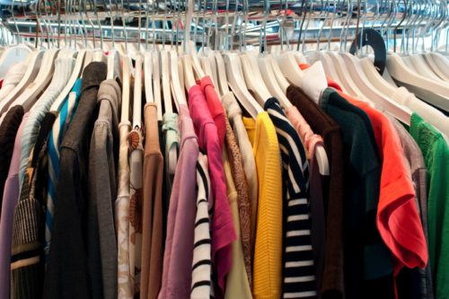 Το ρούχο που δεν πρέπει να μπαίνει ποτέ στο σπίτι σας