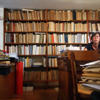 Στο πατάρι του Ίκαρου στην οδό Βουλής κρύβεται ένας θησαυρός λογοτεχνίας και διανόησης