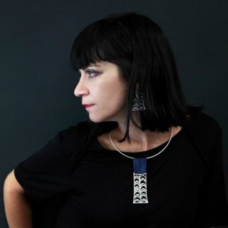 Η Βάγγυ Μαριόλου σχεδιάζει κοσμήματα που πρωταγωνιστούν σε θέατρα και μπαίνουν σε μουσεία