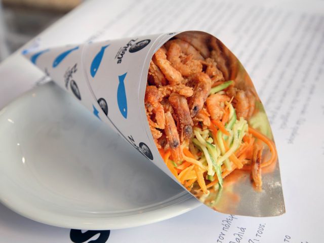 Στον Ζήση της οδού Αθηναΐδος μπορείτε να πάρετε ψαράκι, θαλασσινά και όστρακα σε χωνάκι