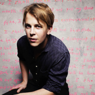 Ο Tom Odell δεν τραγουδά μόνο το “Another Love”