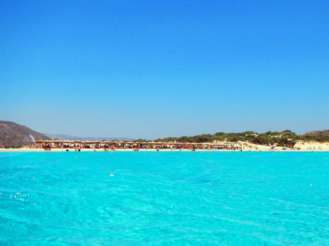 Τα καταγάλανα νερά της Ελαφονήσου