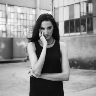 Κατερίνα Ευαγγελάτου: «Δεν ξέρω αν έχω μάθει κάτι για τον εαυτό μου, μέσα από τη δουλειά. Πολύ αμφιβάλλω».